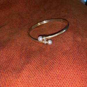 Gold bangle bracelet with pearl end